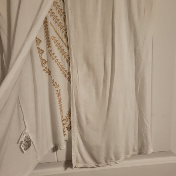 Jessica Simpson Cap Sleeve Top Open Split Back and Hobo Embroidered Front - Picture 3 of 4